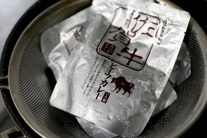 和多屋特製の佐賀牛カレーをザルで湯切り