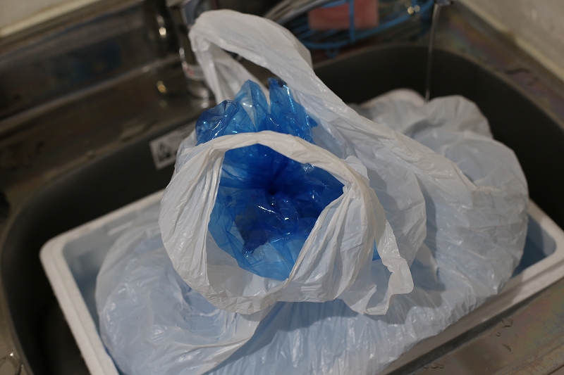 配送のパッケージを最大に利用して流水によるズワイガニ解凍。